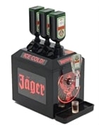 Jägermeister flasker ved siden af en grøn tapmaskine