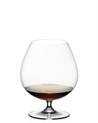 To slebne krystalcognacglas fra Riedel med bred kumme og kort stilk
