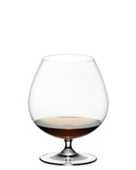 To slebne krystalcognacglas fra Riedel med bred kumme og kort stilk