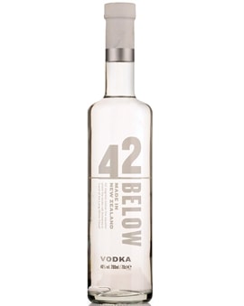 42 Below Vodka flaske i klart glas med sort etiket fra New Zealand
