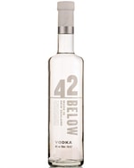 42 Below Vodka flaske i klart glas med sort etiket fra New Zealand