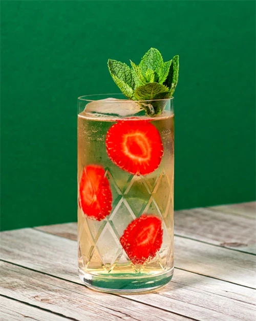 Ace Highball - cocktail med Nc\'nean whisky, jordbær og danskvand