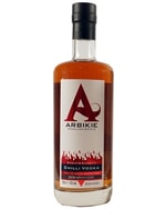 Arbikie Chilli Vodka flaske med lysebrun spiritus og enkel godsetiket