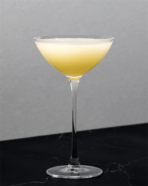 Bees Knees - cocktail med Nc\'nean botanical spirit, citron og honningsirup