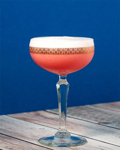 Clover Club - cocktail med Nc\'nean botanical spirit, hindbær og æggehvide