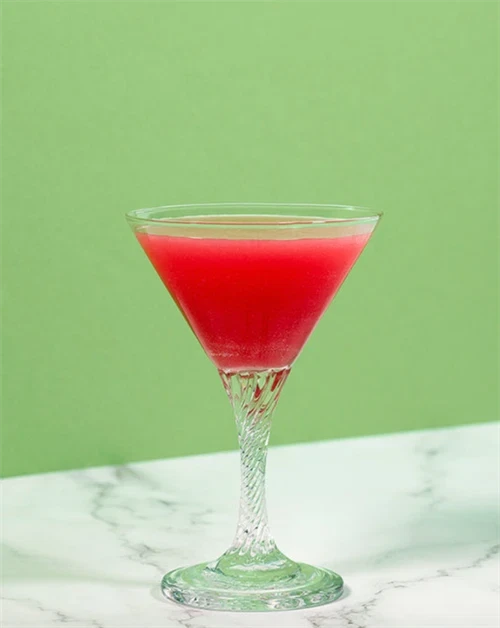 Cosmonaut - cocktail med Nc\'nean botanical spirit, citron og hindbærsyltetøj