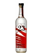 Calle 23 Blanco Tequila flaske med klar væske og enkelt etiket
