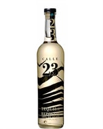 Calle 23 Reposado Tequila flaske med lys gylden væske