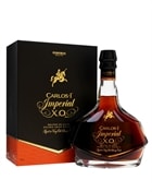 Flaske Carlos I Imperial XO brandy med mørk etiket og kongeligt motiv