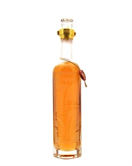Ravfarvet Añejo Tequila i flaske med diamantformet prop