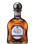 Casa Noble Añejo Tequila flaske med gylden-brun væske og enkelt etiket