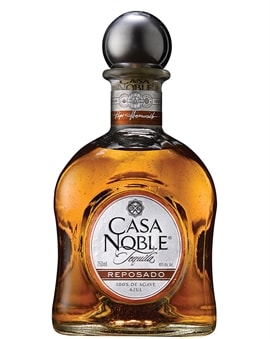 Flaske Casa Noble Reposado Tequila med gylden farve