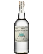 Flaske Casamigos Blanco Tequila med klar, farveløs væske