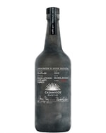 Flaske Casamigos Mezcal Joven med klart, farveløst indhold