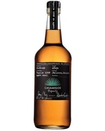 Flaske Casamigos Anejo Tequila med dyb ravgylden væske