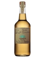 Flaske Casamigos Reposado Tequila med gylden, honningfarvet væske