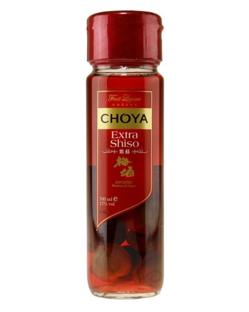 Flaske japansk umeshu likør med rødlig farve
