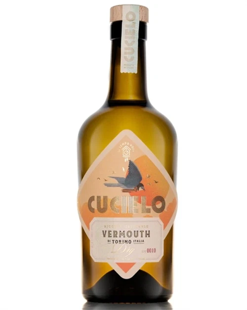 Lys guldgul Cucielo Dry Vermouth-flaske med solnedgangsinspireret etiket