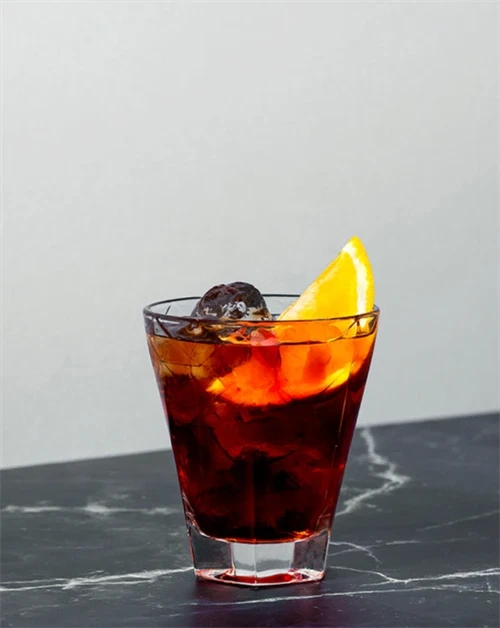 Dark Negroni - bitter cocktail med Nc\'nean botanical spirit, amaro og Campari