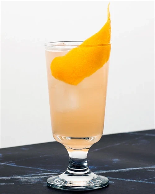 Grapefruit Collins - cocktail med Nc\'nean botanical spirit og grapefrugtsodavand