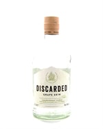 Discarded Grape Skin Vodka flaske med mørkerød etiket og druemotiv