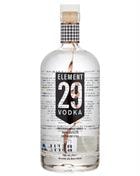 Klar flaske med kobberspiral indeni og Element 29 etiket