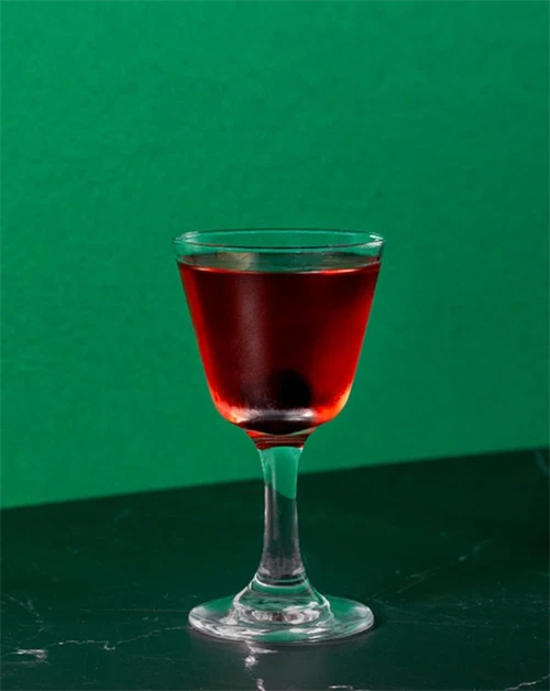 Fireside - cocktail med Nc\'nean botanical spirit, Aperol og Benedictine