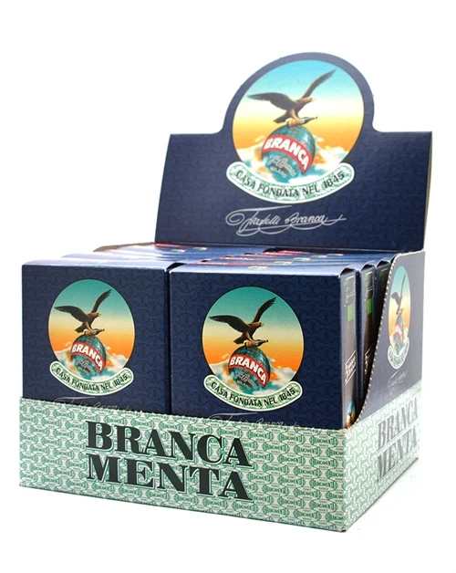Ti pakker med tre miniatureflasker Fernet Branca Menta stablet sammen