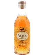 Gylden cognacflaske med rund kork og mørkt etiket fra Pierre Ferrand