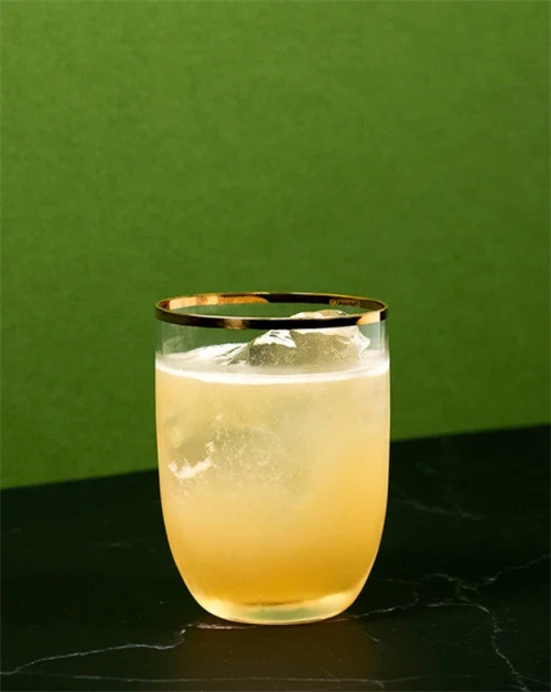 Gold Rush - cocktail med Nc\'nean whisky, citronsaft og honningsirup