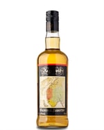 Høj flaske med gylden akvavit og norsk etiket