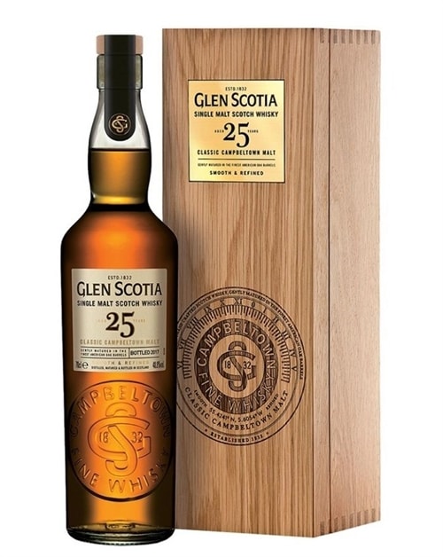 Glen Scotia 25 år flaske med dyb gylden whisky i træbeholder