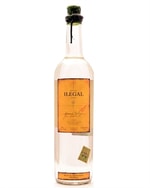 Klar flaske Ilegal Joven Mezcal med enkel, mørk etiket