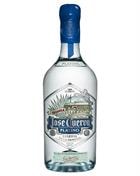 Flaske José Cuervo Platino Tequila med klart glas og sølvfarvet etiket
