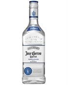 Flaske José Cuervo Especial Silver Tequila med klart glas og blåt etiket
