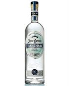 Klar flaske Jose Cuervo Tradicional Silver Tequila med mørk etiket og ørnelogo