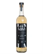Flaske LALA Reposado Tequila med lys gylden farve og enkel etiket