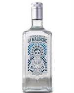Klar tequilaflaske foran mørk baggrund