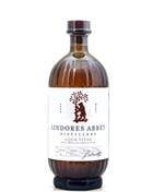 Flaske Lindores Abbey Distillery Aqua Vitae med klosterinspireret etiket