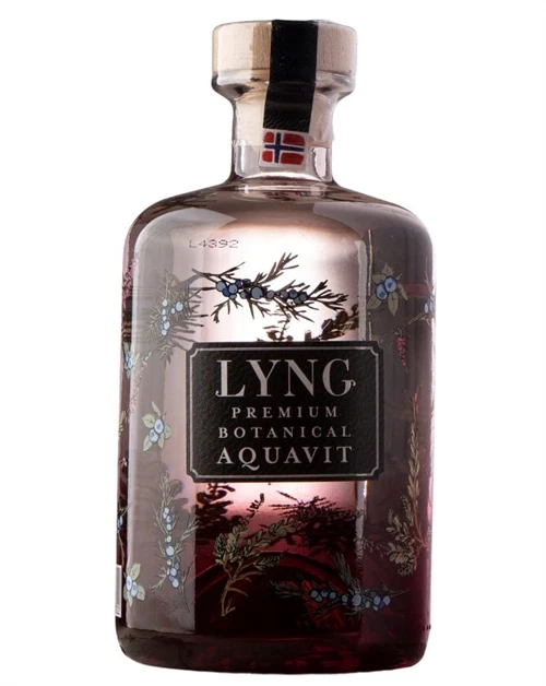Rank akvavitflaske med lynglilla etiket og norsk naturmotiv