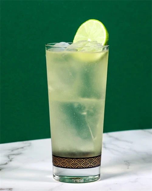 Mamie Taylor - cocktail med Nc\'nean whisky, ingefærøl og lime