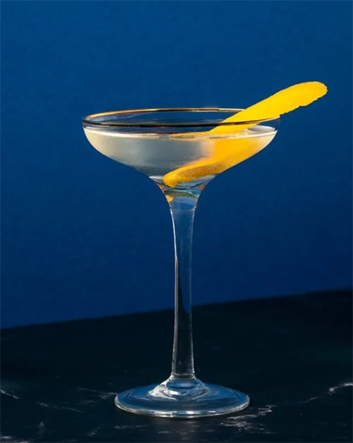 Martini - cocktail med Nc\'nean botanical spirit, Cocchi Americano og orange bitter