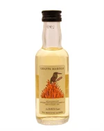 Lille miniatureflaske Marolo grappa med ravfarvet indhold