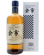 Nikka Yoichi-flaske med rødlig etiket og bjerglandskab