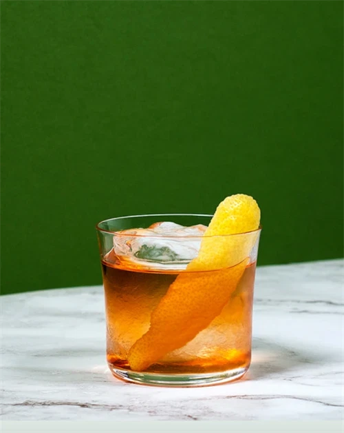 Old Fashioned med Nc\'nean whisky, sukkersirup og Angostura bitter