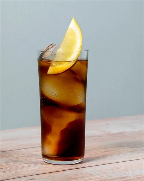 Otto Highball - cocktail med Nc\'nean whisky og bitter chinotto sodavand