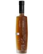 Flaske Octomore 13.3, terroir-drevet super tørvet Islay-whisky