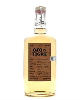 Flaske Ojo de Tigre Reposado Mezcal med gylden farve