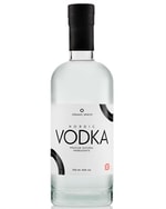 Organic Spirits Vodka flaske med enkel lys etiket og nordisk formsprog