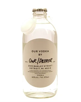 Our Vodka By Detroit flaske i mælkeflaskeform med bynavn trykt på etiketten